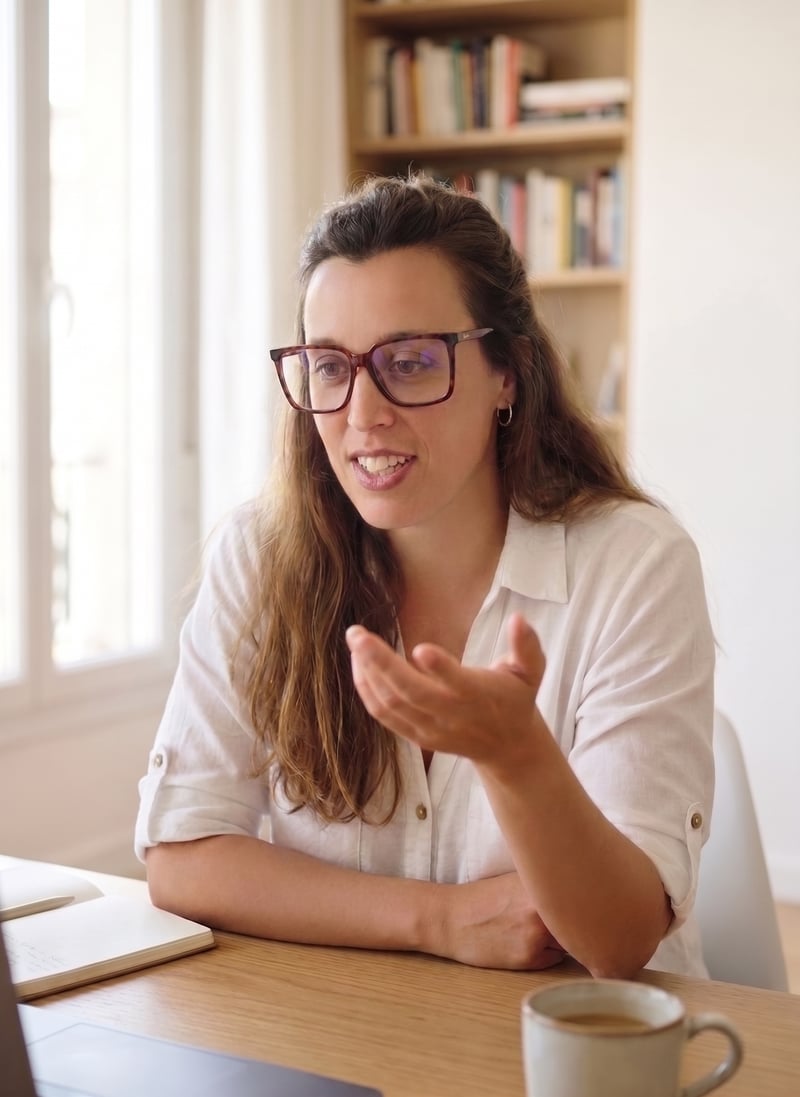 Maria Madeira talking with a client on a video call